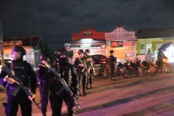Polisi operasi penyekatan massa di jalan Garut-Bandung