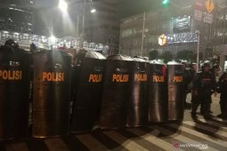 Beri peringatan ketiga, polisi tembakkan gas air mata