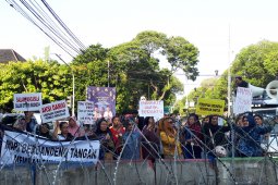 Emak-Emak Menteng teriakkan damai di depan KPU RI