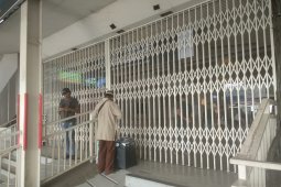 Akibat ada kerusuhan, penumpang KA Stasiun Tanah Abang dilarang keluar