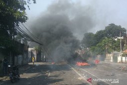 Ruas jalan dari jembatan Landak-Kapuas I ditutup massa