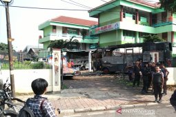 Dua bus Brimob dibakar massa di Slipi