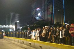 Peserta aksi 22 Mei shalat berjamaah di Jalan MH Thamrin