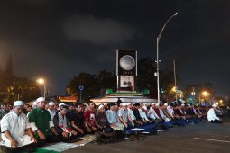 Masa aksi 22 Mei Medan gelar shalat Tarawih berjamaah di tengah  jalan