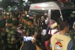 Personel TNI evakuasi peserta aksi yang kelelahan