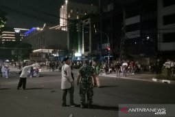 Massa tutup Jalan Kebon Sirih Timur menuju Jalan Thamrin