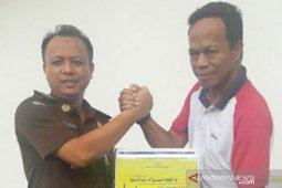 Kajati Babel bagikan parcel lebaran untuk Forwaka