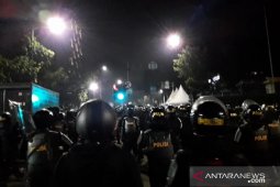 Pengunjuk rasa nekat lempari polisi dengan batu