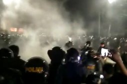 "Water cannon" buka jalan ke Pasar Tanah Abang