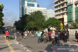 Massa masih bertahan di sekitar Tanah Abang