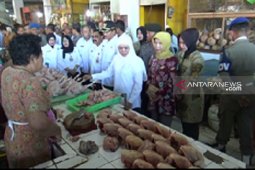 Khofifah pantau stok bahan pangan di Pasar Besar Madiun