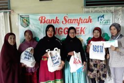 Bank sampah Desa Kuranji Tabalong bagi uang nasabah