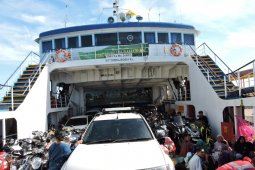 Pemudik  di Pelabuhan Jangkar Situbondo membeludak