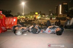 Aparat keamanan bertugas menginap di  jalanan