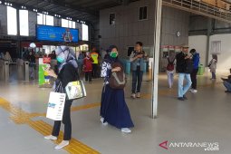Aktivitas di sekitar Stasiun Tanah Abang normal