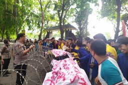 Peringati Reformasi, mahasiswa aksi di gedung DPRD Sumut