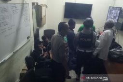 Polisi amankan sejumlah orang di depan Kantor Bawaslu
