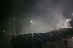 Massa serang aparat gunakan petasan sambil nyanyikan "Indonesia Raya"