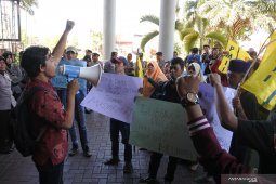Aksi damai seratus hari kerja Gubernur Jawa Timur
