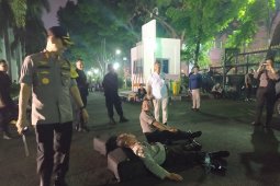 Kelelahan amankan aksi, polisi terpaksa tidur di aspal
