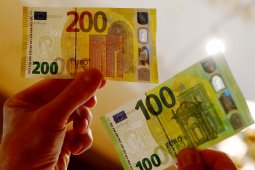 Euro jatuh ke level terendah