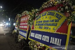 Karangan bunga sebagai dukungan berdatangan ke Asrama Brimob