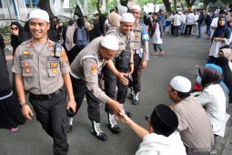 Polisi salamin pengunjuk rasa di DPRD Sumut