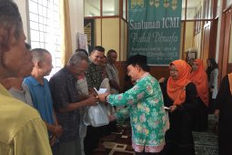 ICMI Aceh bagi  paket untuk kaum dhuafa