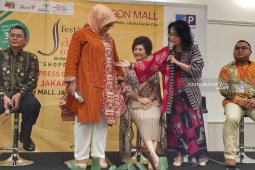 Gaya busana batik pilihan Fery Farhati  Baswedan