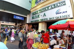 Aktivitas di  Pusat Grosir Pasar Tanah Abang kembali meningkat