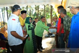 Wali Kota serahkan bantuan "Mentaos Peduli"