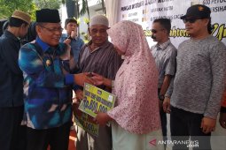 Ribuan Fakir Miskin Terima Zakat Konsumtif