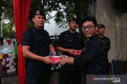 GPII berbagi takjil kepada anggota Brimob yang berjaga di MK