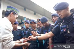 Mahasiswa tebar tasbih kepada petugas Brimob di Bawaslu RI
