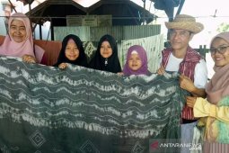 Natural coloring sasirangan reduce textile waste