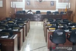 Paripurna DPRD Labura molor
