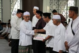 Pemprov Kalsel serahkan Hibah Rp 1,6 miliar