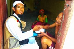 Dai perbatasan bagikan zakat dan perlengkapan shalat