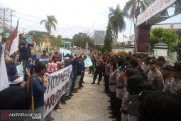 Demo, mahasiswa Unib "sweeping" ruang kerja dewan provinsi