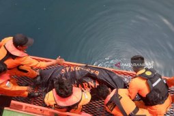 Mayat terapung dengan tangan dan kaki terikat di Pulau Putri dievakuasi