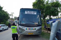 Tiga orang terluka akibat dua bus bertabrakan di Garut