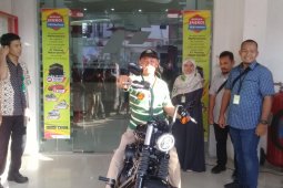 Tukang ojek menangkan sebuah motor Harley Davidson