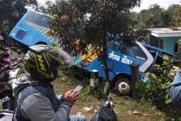 Dua bus umum bertabrakan di jalur mudik lintas Garut