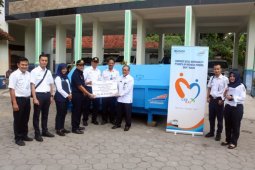 KAI Daop 7 bantu kontainer pengangkut sampah untuk DLH Kota Madiun
