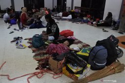 Pemudik menginap di Pelabuhan Jangkar