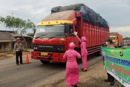 Polres Mesuji bagikan takjil kepada pengendara
