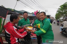 Mifa Bersaudara salurkan paket buka puasa untuk pengendara becak dan juru parkir