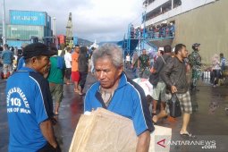 Pedagang tikar di pelabuhan Ambon panen rejeki