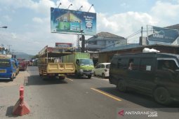 Aktivitas pasar di Garut hambat laju kendaraan arus mudik Lebaran