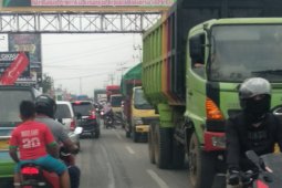 Pemudik keluar di gerbang Tol Bandarjaya untuk hindari kemacetan